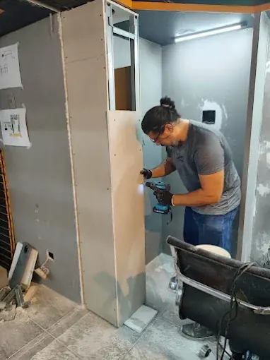 Profissional parafusando placa de drywall
